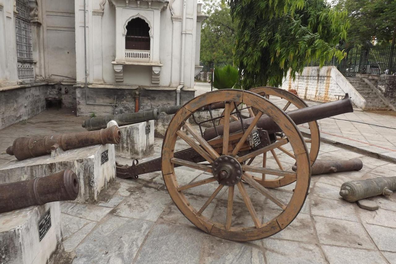 Hotel Capital O Park Near Birla Mandir